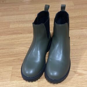 OLD NAVY OLIVE GREEN AND BLACK CHESTER BOOTS